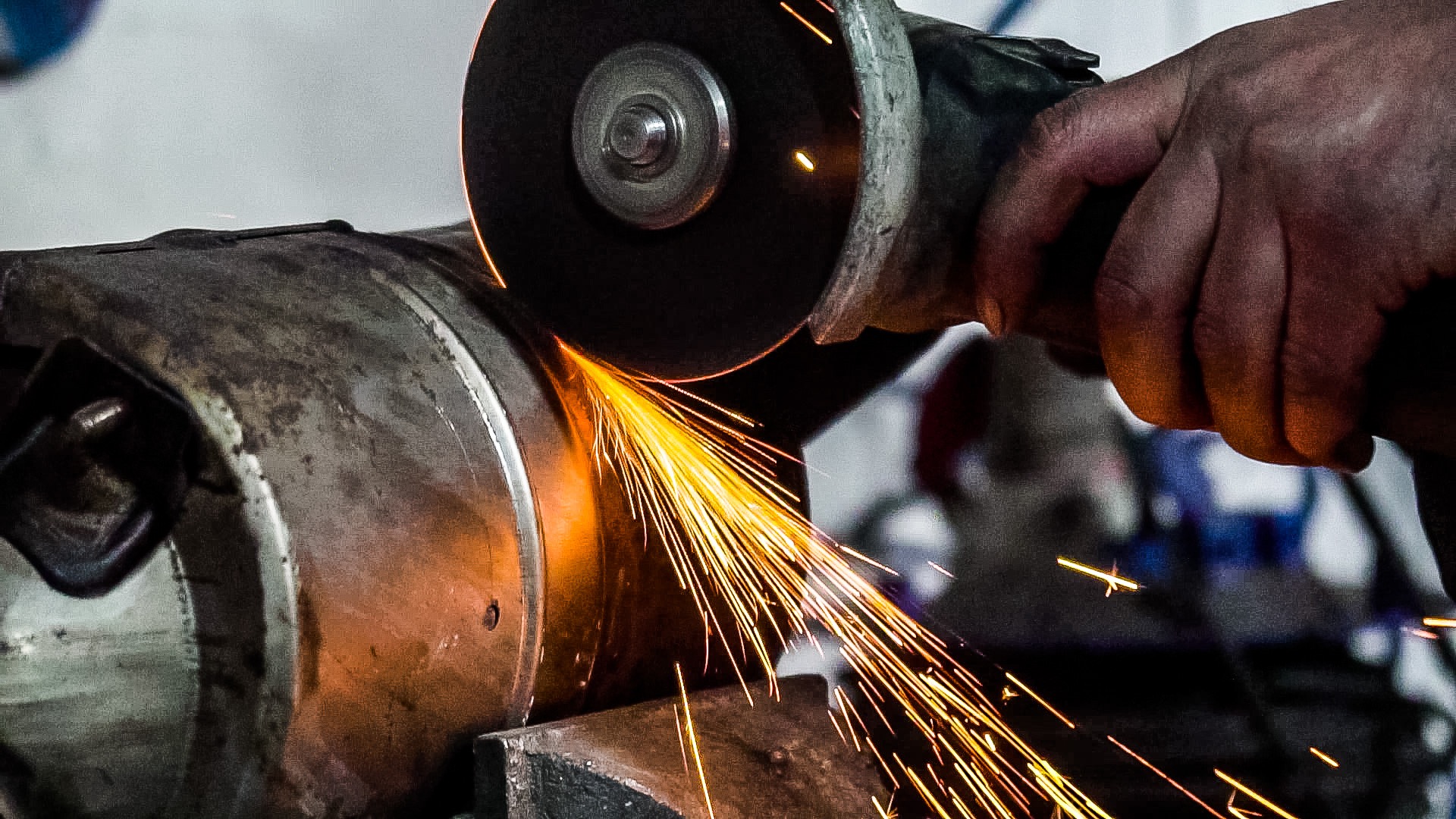 Werkstattarbeit an einem Abgasbauteil